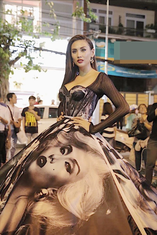 Liên tục bị chê mặc xấu lần này võ hoàng yến đáp trả khiến phạm hương cũng bị đánh dạt