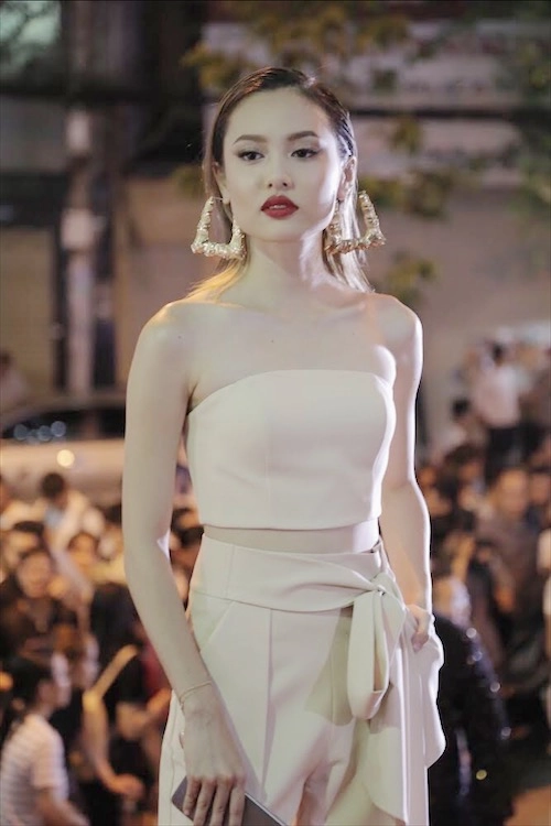 Liên tục bị chê mặc xấu lần này võ hoàng yến đáp trả khiến phạm hương cũng bị đánh dạt