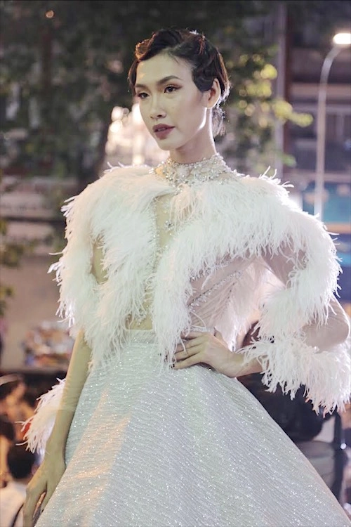 Liên tục bị chê mặc xấu lần này võ hoàng yến đáp trả khiến phạm hương cũng bị đánh dạt