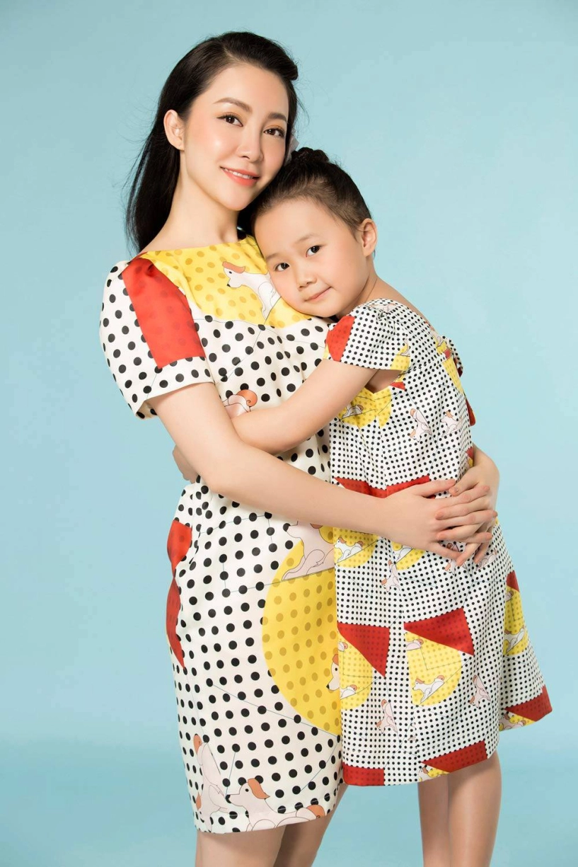Linh nga và con gái cực xinh yêu trong loạt váy đôi thời thượng