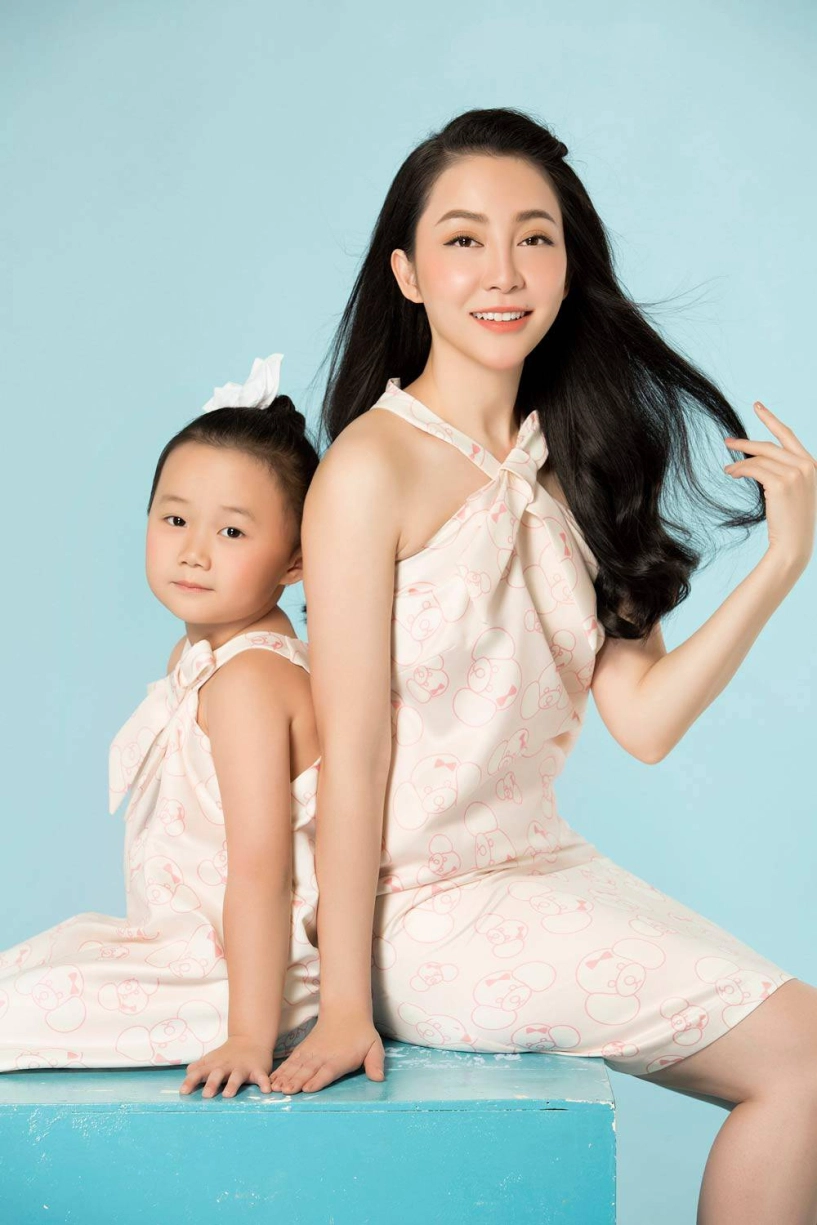 Linh nga và con gái cực xinh yêu trong loạt váy đôi thời thượng