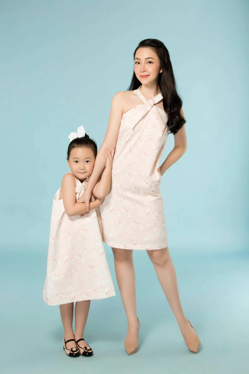 Linh nga và con gái cực xinh yêu trong loạt váy đôi thời thượng