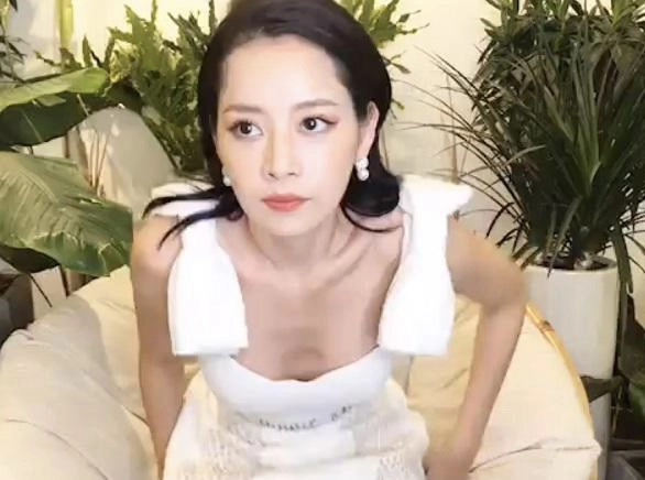 Loạt mỹ nhân khiến fans khóc thét vì thân hình gầy trơ xương dẫn đến vòng một cũng tan theo mây khói