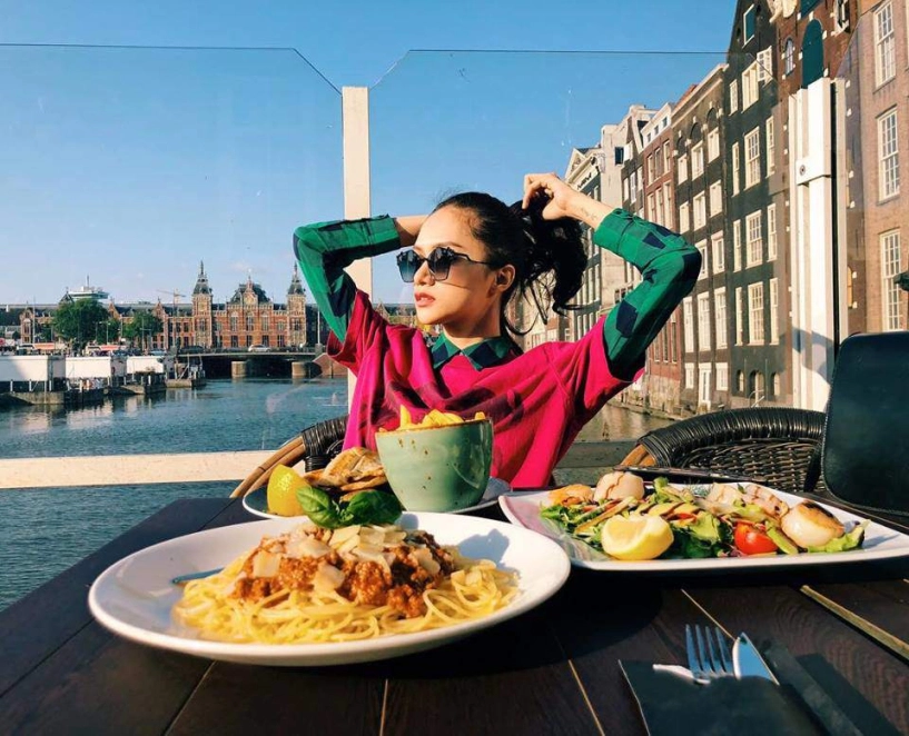 Lúc ăn sang chảnh khi ngồi vỉa hè húp bún với trường giang hh hương giang khiến fan kinh ngạc