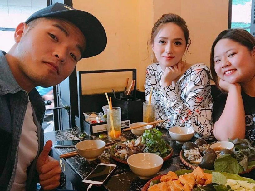 Lúc ăn sang chảnh khi ngồi vỉa hè húp bún với trường giang hh hương giang khiến fan kinh ngạc
