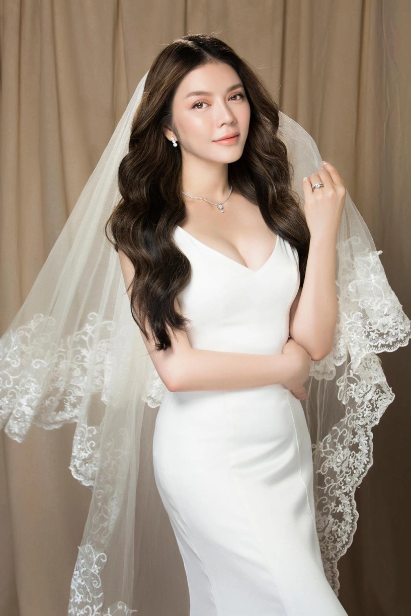 Lý nhã kỳ bất ngờ tung ảnh cô dâu đẹp như tiên nữ mùa xuân