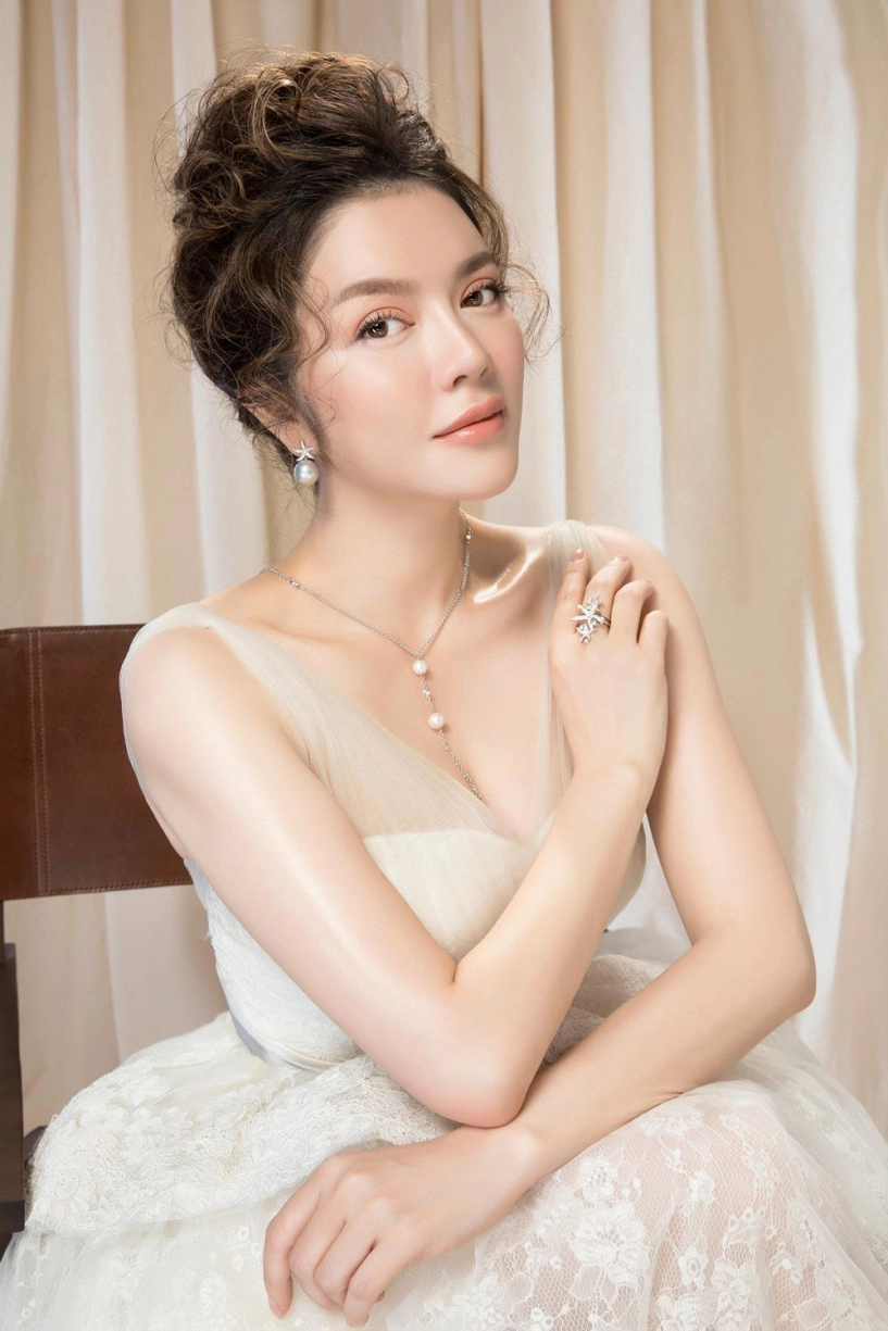 Lý nhã kỳ bất ngờ tung ảnh cô dâu đẹp như tiên nữ mùa xuân