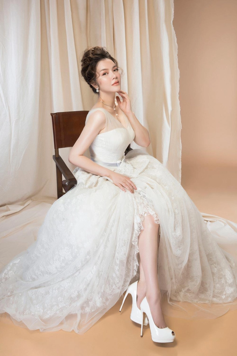 Lý nhã kỳ bất ngờ tung ảnh cô dâu đẹp như tiên nữ mùa xuân