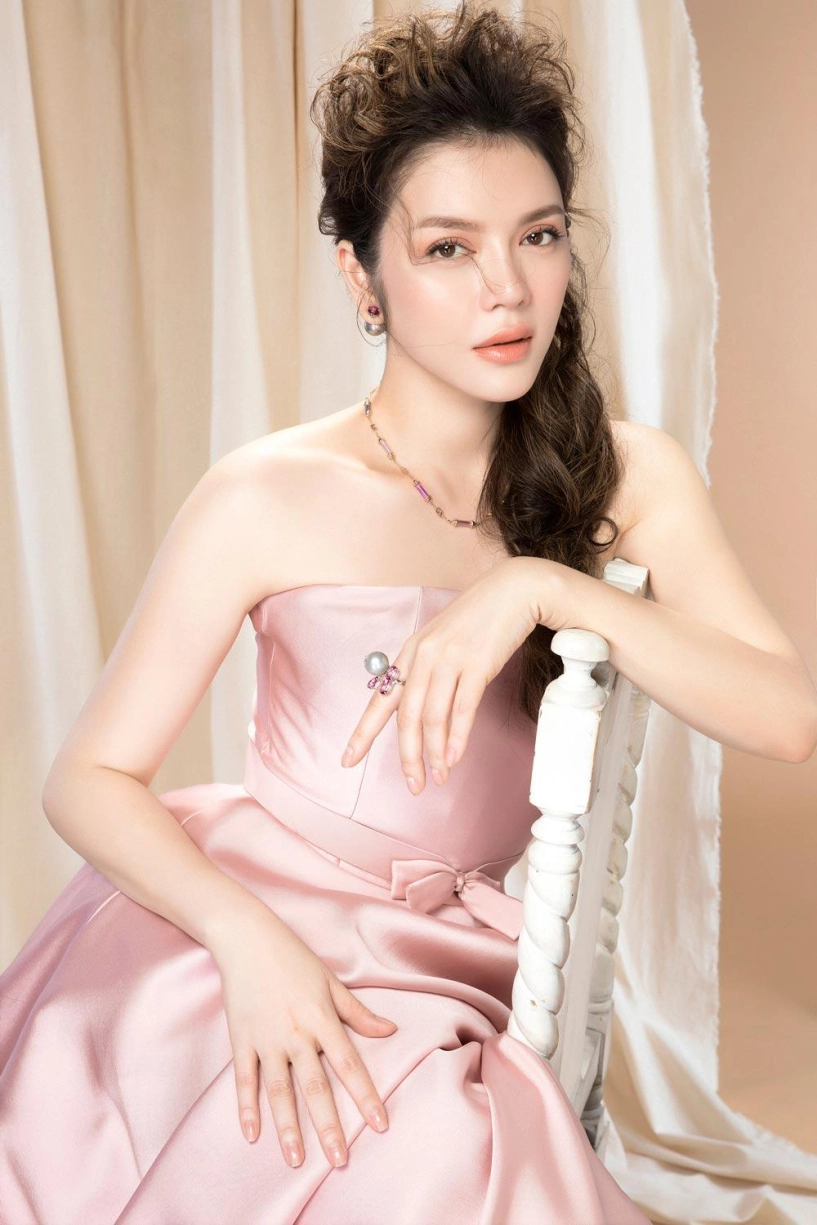 Lý nhã kỳ bất ngờ tung ảnh cô dâu đẹp như tiên nữ mùa xuân