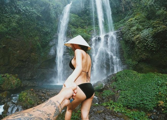 Mặc áo tắm đội nón lá như angela phương trinh stylist nói quá lố