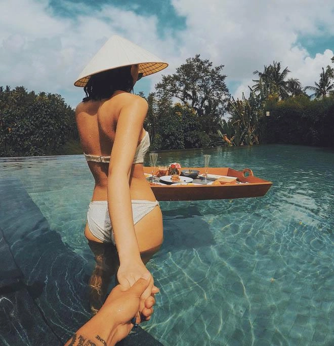 Mặc áo tắm đội nón lá như angela phương trinh stylist nói quá lố