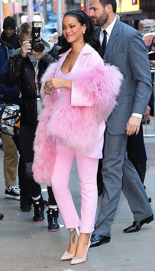 Mặc dù tổ chức bảo vệ động vật tuýt còi rihanna vẫn kiên quyết diện bst áo lông xuống phố