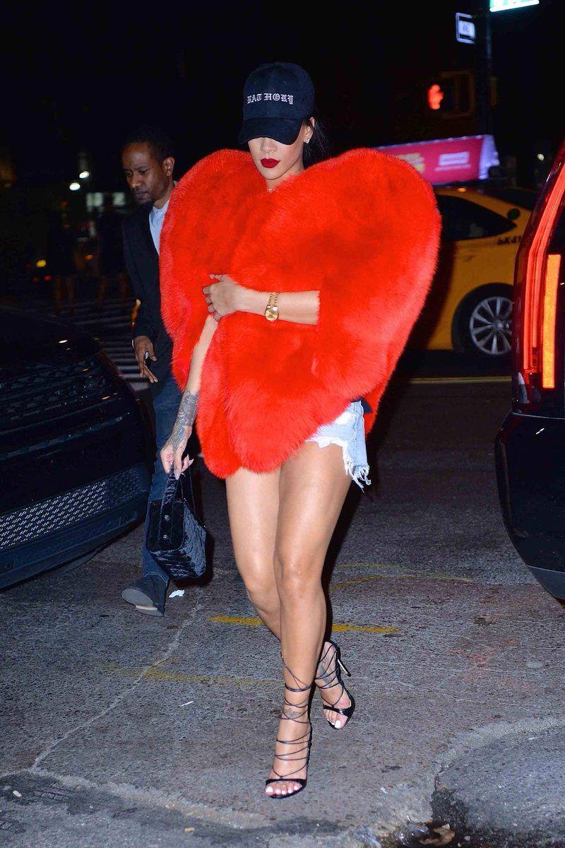 Mặc dù tổ chức bảo vệ động vật tuýt còi rihanna vẫn kiên quyết diện bst áo lông xuống phố