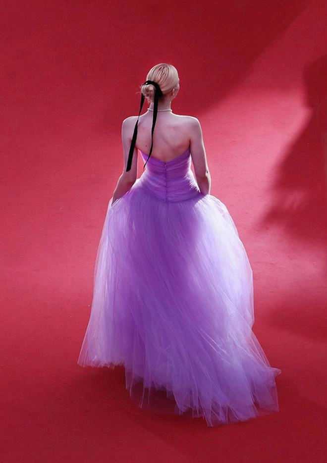 Mặc màu tím không bị chê già và sến như hồ ngọc hà hãy học nữ thần elle fanning