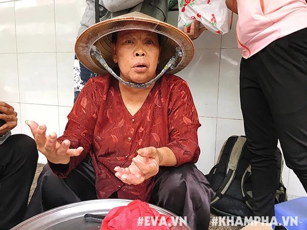 Mâm cua vỉa hè của dì ba sài gòn bất ngờ bị tố bán cua thúi khách mắng xối xả