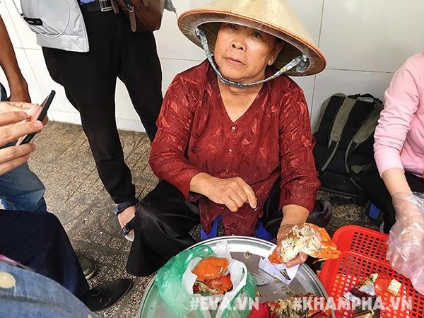 Mâm cua vỉa hè của dì ba sài gòn bất ngờ bị tố bán cua thúi khách mắng xối xả