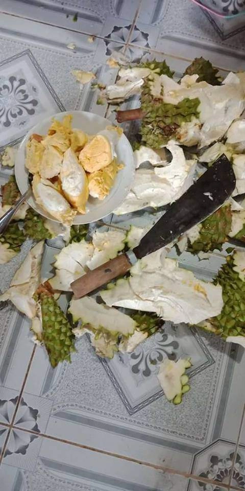 Màn vật lộn của trai trẻ chứng tỏ bổ sầu riêng là thử thách khó nhất nhì thiên hạ