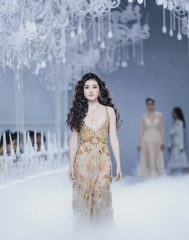 Mặt bánh bao ngâm nước chưa đủ huyền my còn làm fan thót tim vì dáng mũi như diều hâu