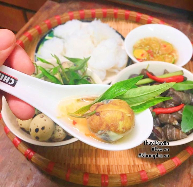 Mát trời cả nhà sì sụp đĩa ốc luộc ăn kèm bún chấm đậm đà dân dã