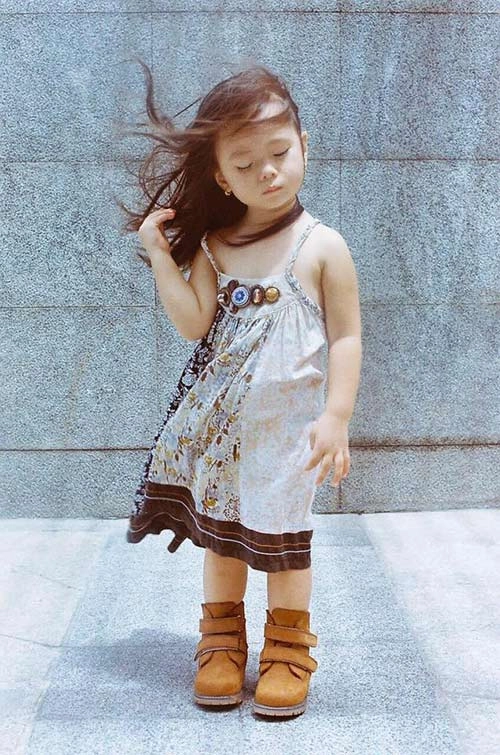Mấy ai biết con gái lai tây của đoan trang ngày càng mặc đẹp xinh xắn