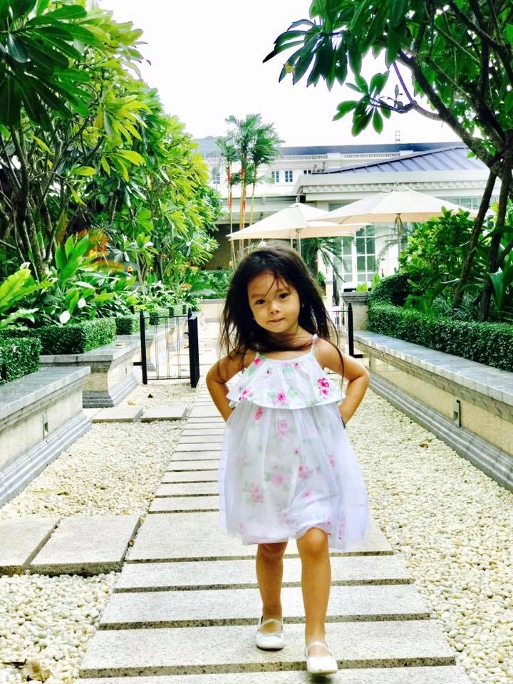 Mấy ai biết con gái lai tây của đoan trang ngày càng mặc đẹp xinh xắn