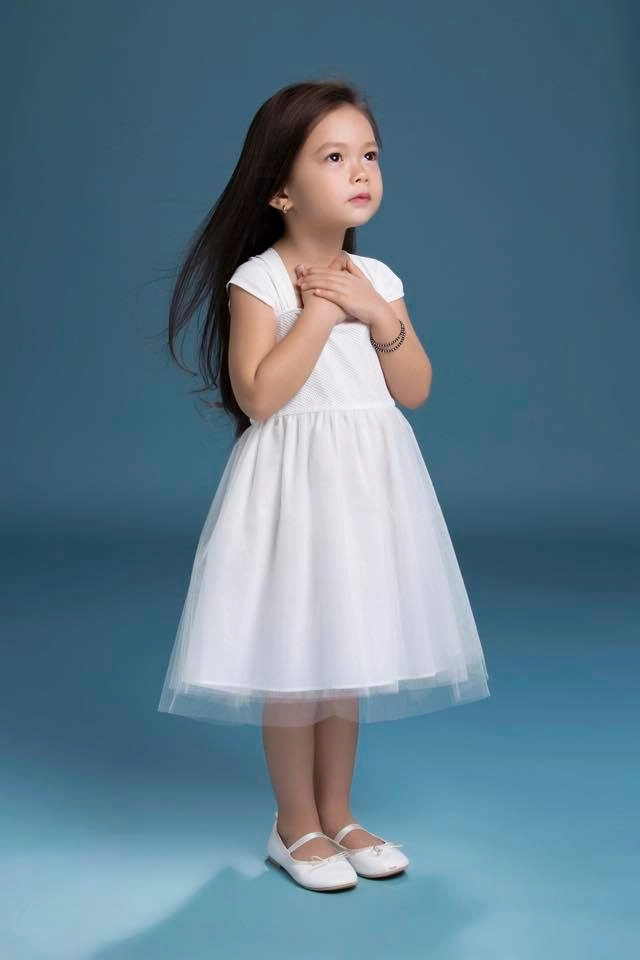 Mấy ai biết con gái lai tây của đoan trang ngày càng mặc đẹp xinh xắn