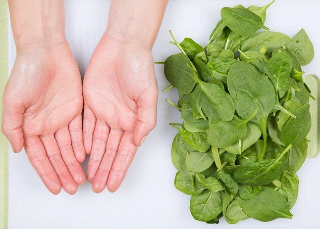 Mc diệp chi giảm 5kg sau 2 tuần nhờ ăn kiêng chế độ 168 chỉ dựa vào một bàn tay