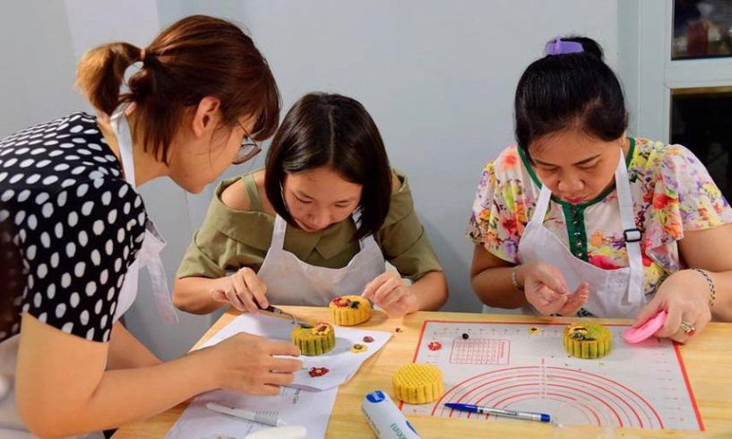 Mẹ 8x mang hồn hoa vào bánh trung thu truyền thống ai nhìn cũng ngỡ ngàng tưởng tranh vẽ