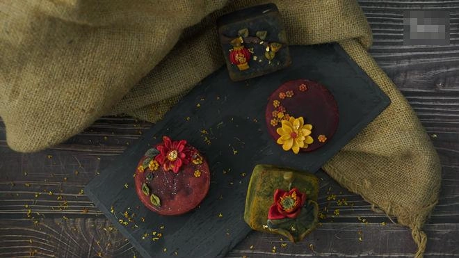 Mẹ 8x mang hồn hoa vào bánh trung thu truyền thống ai nhìn cũng ngỡ ngàng tưởng tranh vẽ