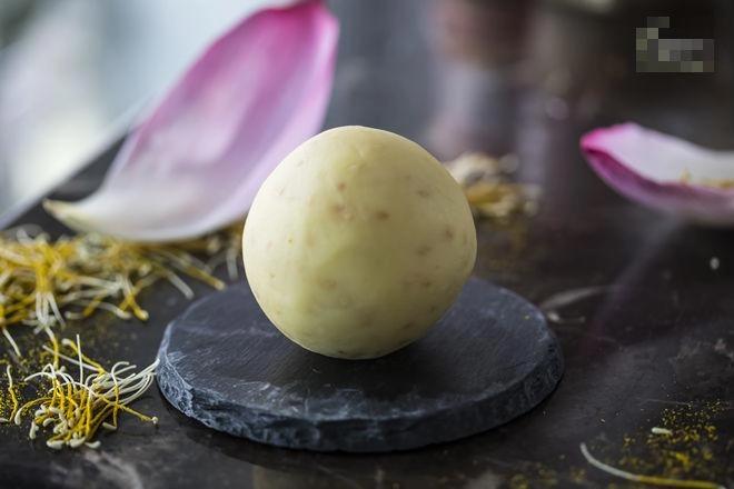 Mẹ 8x mang hồn hoa vào bánh trung thu truyền thống ai nhìn cũng ngỡ ngàng tưởng tranh vẽ