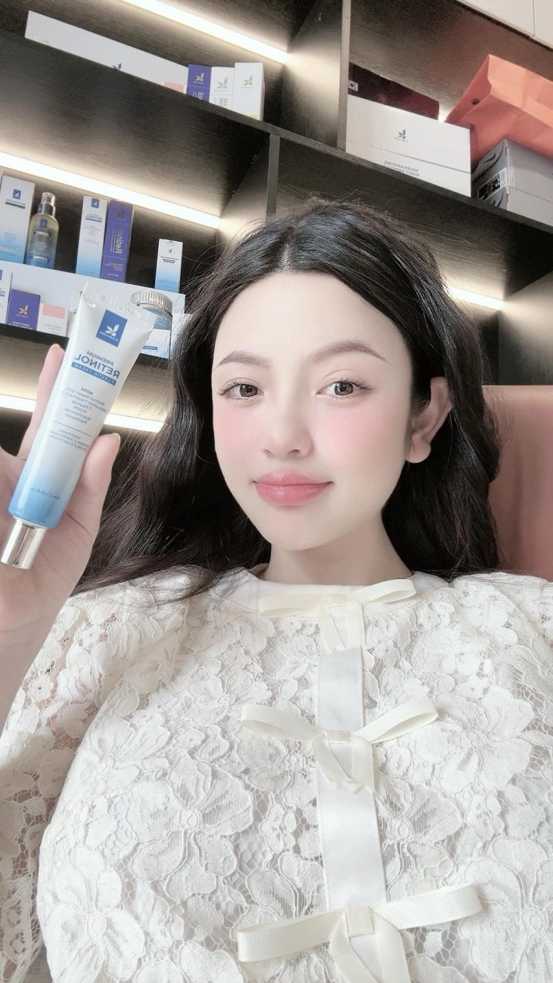 Mẹ bầu chu thanh huyền đổi mới mái tóc thị phi trông khác lạ tới mức tự nhận không phải vợ quang hải