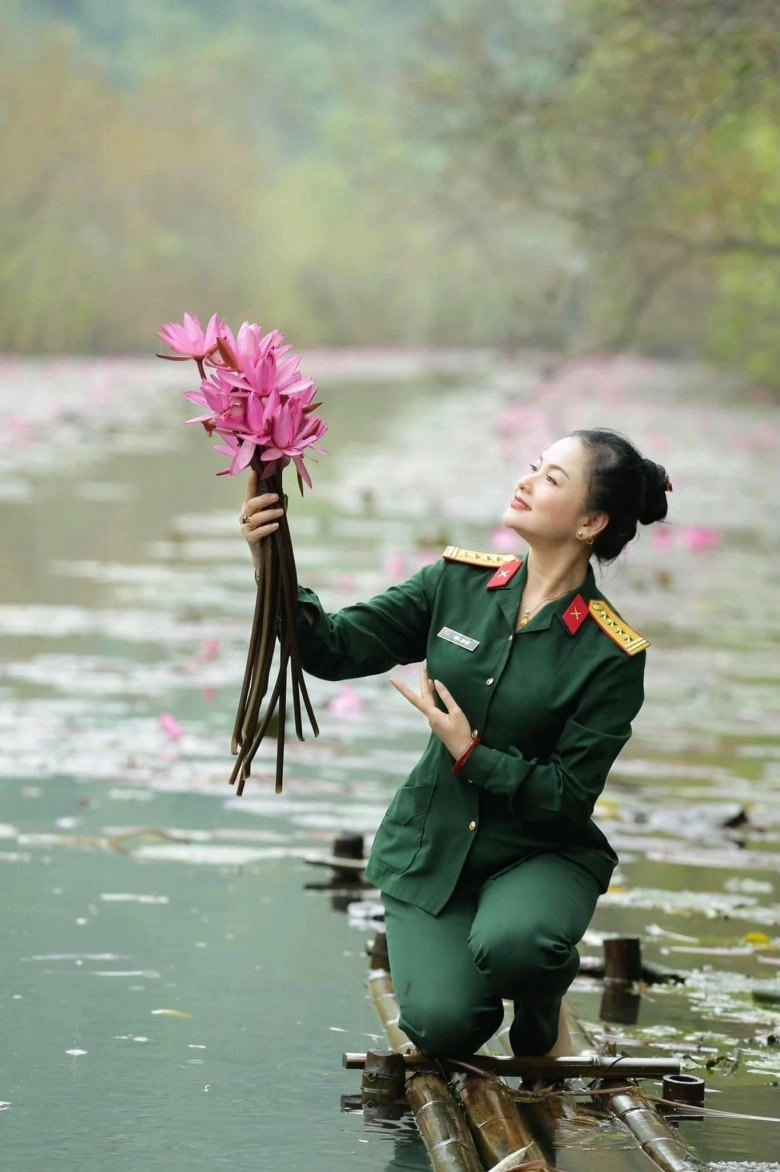 Mẹ chồng hụt của hồng diễm là nsnd mang hàm đại tá tuổi 55 trẻ đẹp dáng nuột nhờ bộ môn bay
