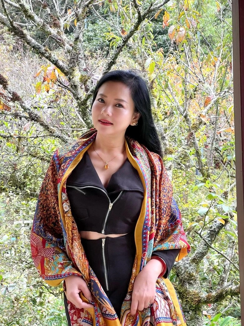 Mẹ chồng hụt của hồng diễm là nsnd mang hàm đại tá tuổi 55 trẻ đẹp dáng nuột nhờ bộ môn bay