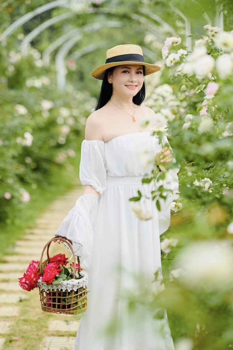 Mẹ chồng hụt của hồng diễm là nsnd mang hàm đại tá tuổi 55 trẻ đẹp dáng nuột nhờ bộ môn bay