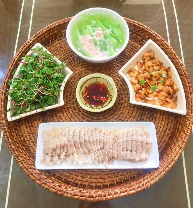 Mẹ đảm cứ vào bếp là phải nấu ngon dọn lên mâm phải đẹp khiến chồng con thích mê