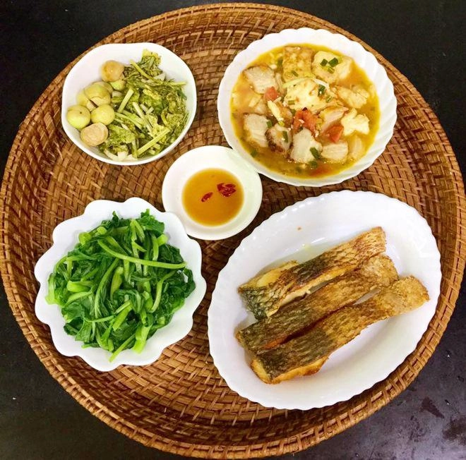 Mẹ đảm cứ vào bếp là phải nấu ngon dọn lên mâm phải đẹp khiến chồng con thích mê