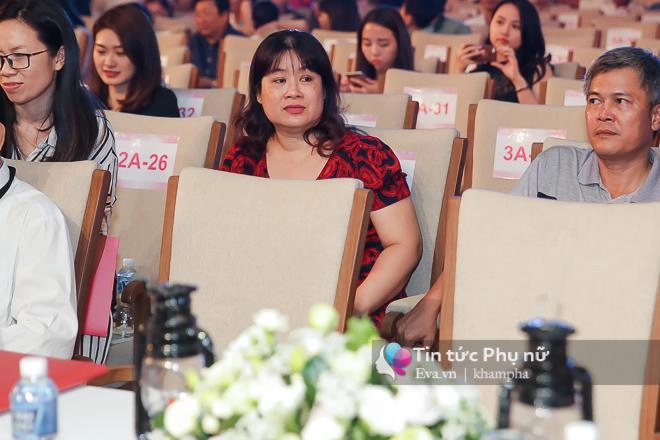 Mẹ đỗ mỹ linh ăn mặc giản dị lặng lẽ ngắm nhìn con gái làm giám khảo tại hhvn 2018