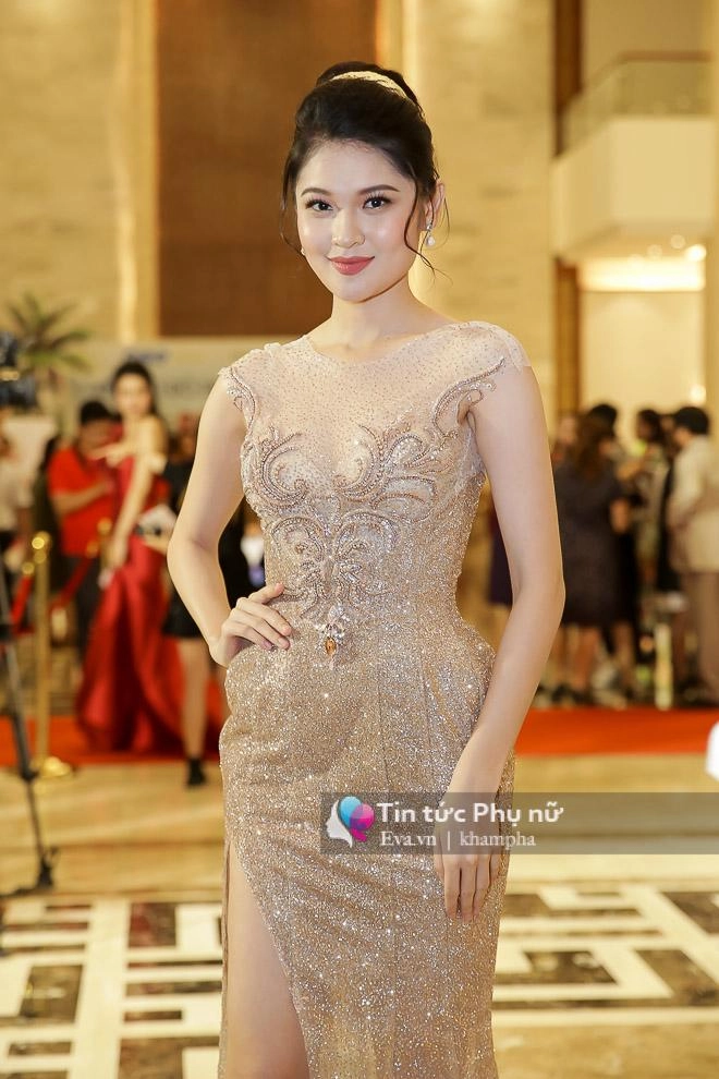 Mẹ đỗ mỹ linh ăn mặc giản dị lặng lẽ ngắm nhìn con gái làm giám khảo tại hhvn 2018