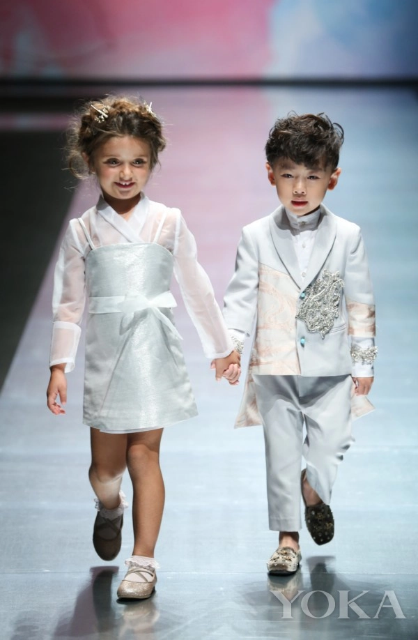 Milan fashion week khán giả vỗ tay rầm rầm với phiên bản cô gái hà lan nhí