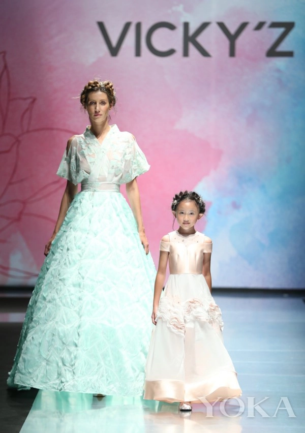 Milan fashion week khán giả vỗ tay rầm rầm với phiên bản cô gái hà lan nhí