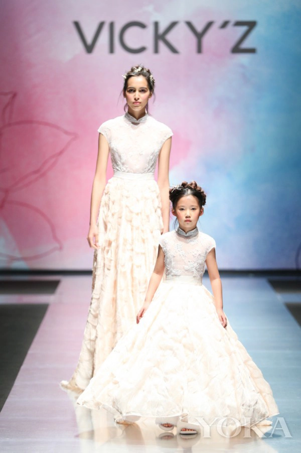 Milan fashion week khán giả vỗ tay rầm rầm với phiên bản cô gái hà lan nhí