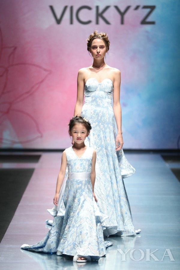 Milan fashion week khán giả vỗ tay rầm rầm với phiên bản cô gái hà lan nhí