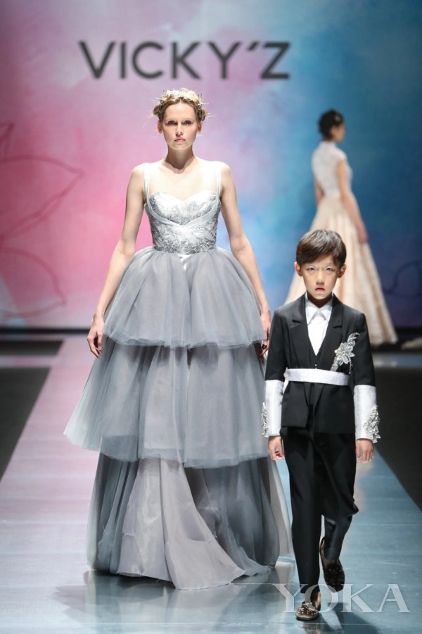 Milan fashion week khán giả vỗ tay rầm rầm với phiên bản cô gái hà lan nhí