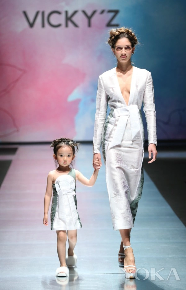 Milan fashion week khán giả vỗ tay rầm rầm với phiên bản cô gái hà lan nhí