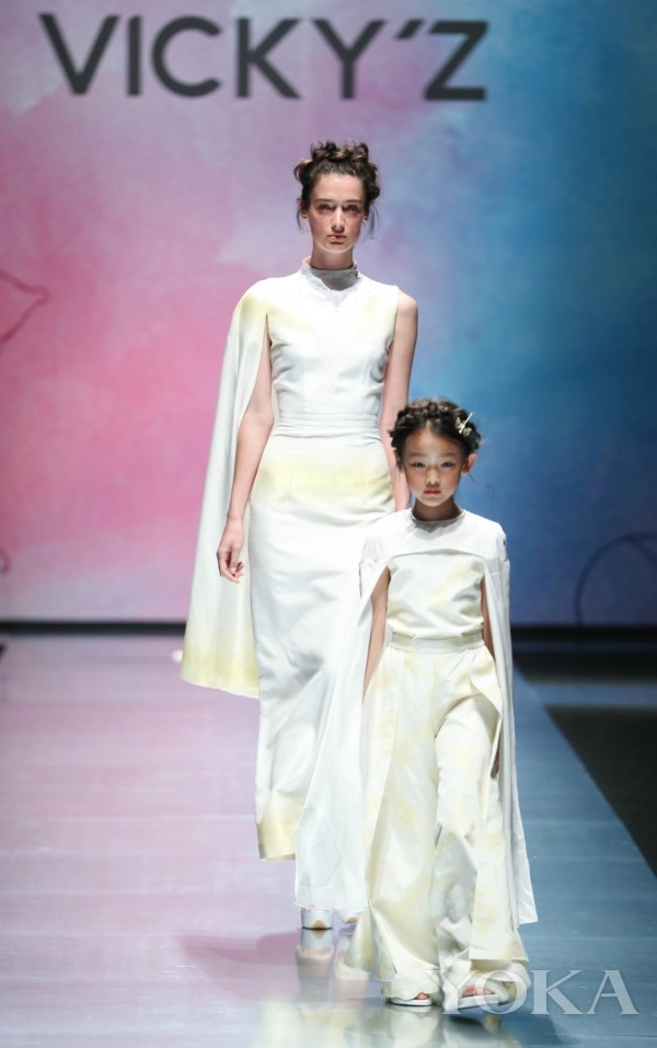 Milan fashion week khán giả vỗ tay rầm rầm với phiên bản cô gái hà lan nhí