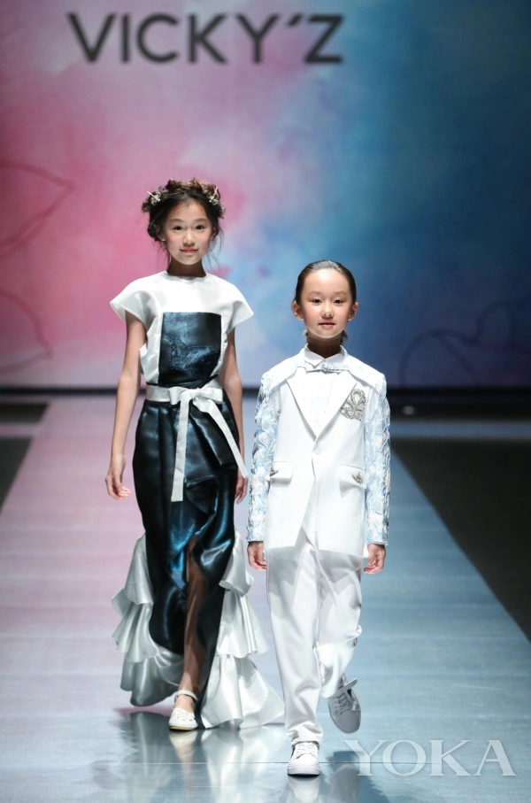 Milan fashion week khán giả vỗ tay rầm rầm với phiên bản cô gái hà lan nhí