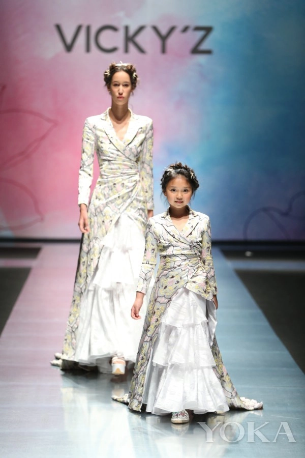 Milan fashion week khán giả vỗ tay rầm rầm với phiên bản cô gái hà lan nhí