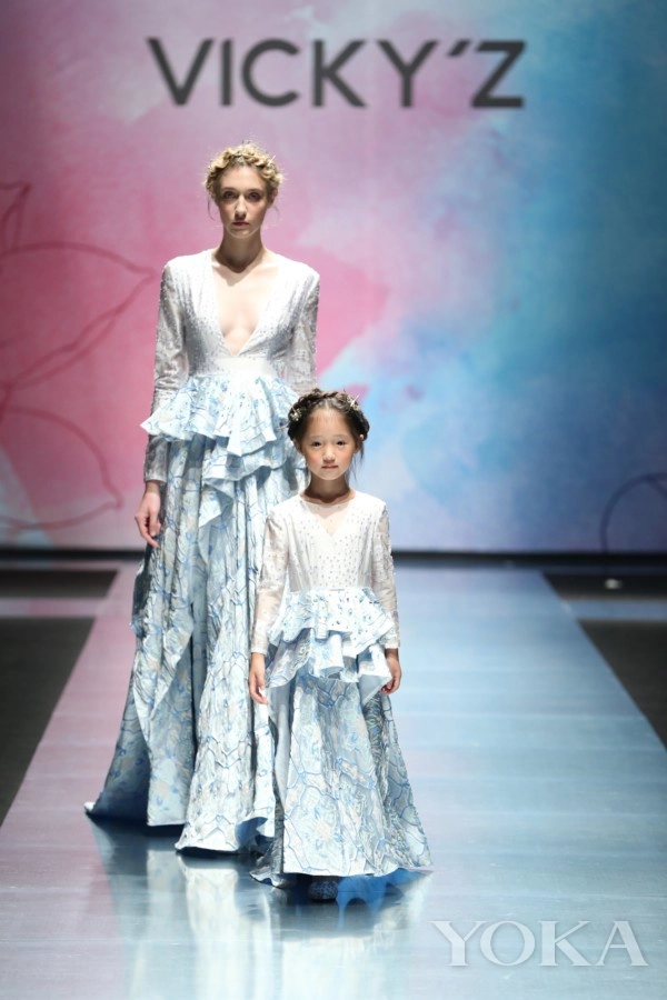 Milan fashion week khán giả vỗ tay rầm rầm với phiên bản cô gái hà lan nhí