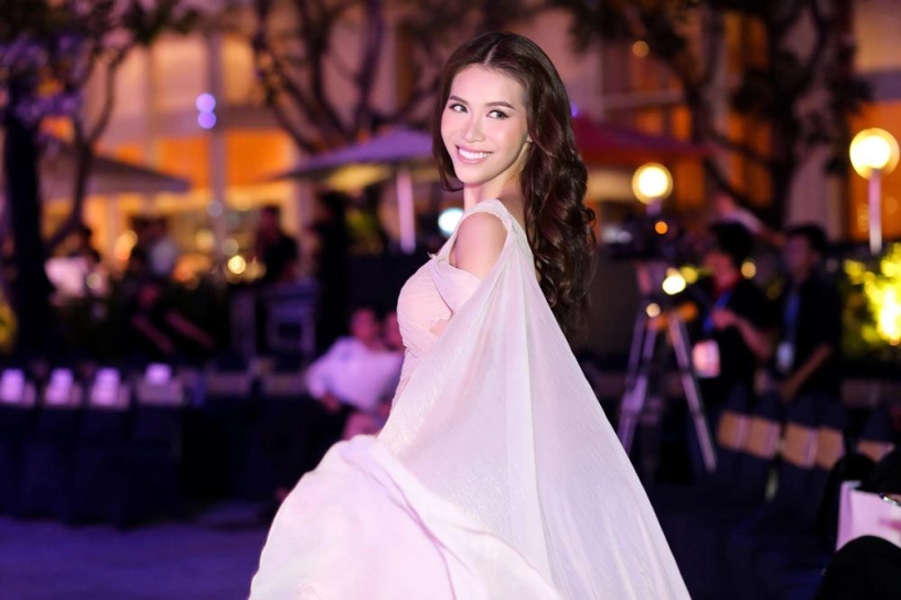 Minh tú catwalk thần thái thế này mà không thi hoa hậu thật phí quá