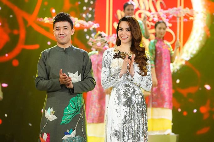 Mới đầu năm hồ ngọc hà đã đụng hàng áo dài với hoa hậu kỳ duyên